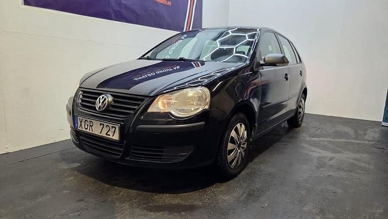 Svart Begagnad 2005 VW Polo Trendline Halvkombi | 29 999 kr (Marknadspris) - Bild 1/4