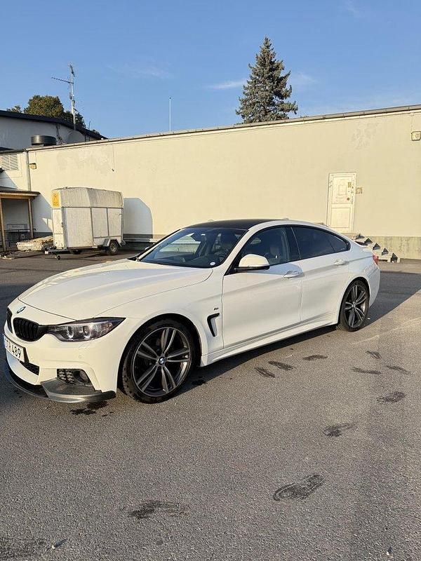 Vit Begagnad 2015 BMW 420 Gran Coupé M Sport Sportkupé | 234 500 kr (Lite dyr) - Bild 1/4