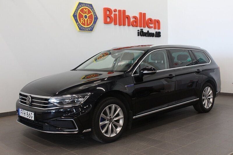 Svart Begagnad 2021 VW Passat GTE Kombi | 189 900 kr (Superpris) - Bild 1/4