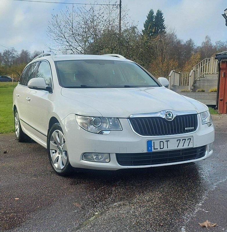 Vit Begagnad 2011 Skoda Superb Elegance Kombi | 53 000 kr (Bra pris) - Bild 1/4