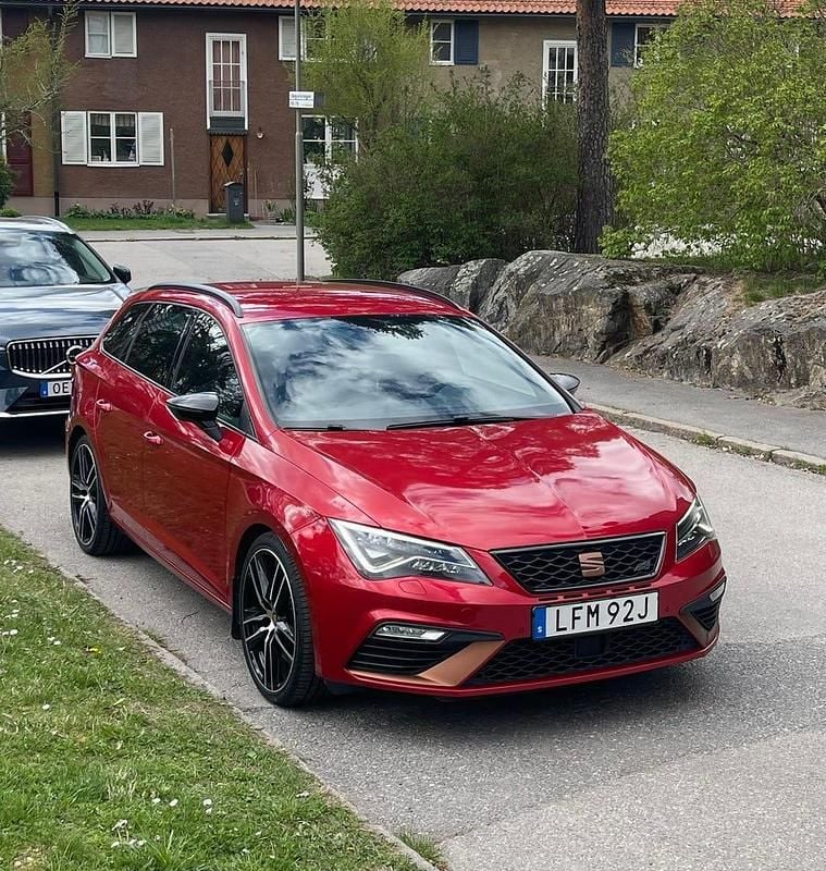 Begagnad Seat Leon ST 4Drive 300 HK (220 kW) 2019 Desire red metallic Kombi
