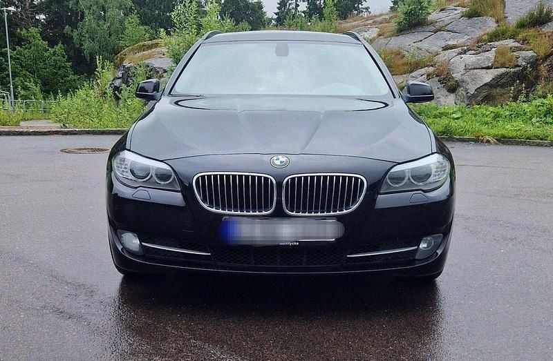 Svart Begagnad 2012 BMW 520 Kombi | 90 000 kr (Superpris) - Bild 1/4