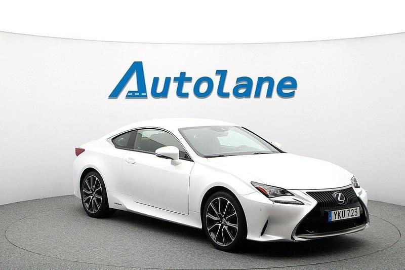 Vit Begagnad 2017 Lexus RC300h Executive Line Sportkupé | 329 900 kr - Bild 1/3