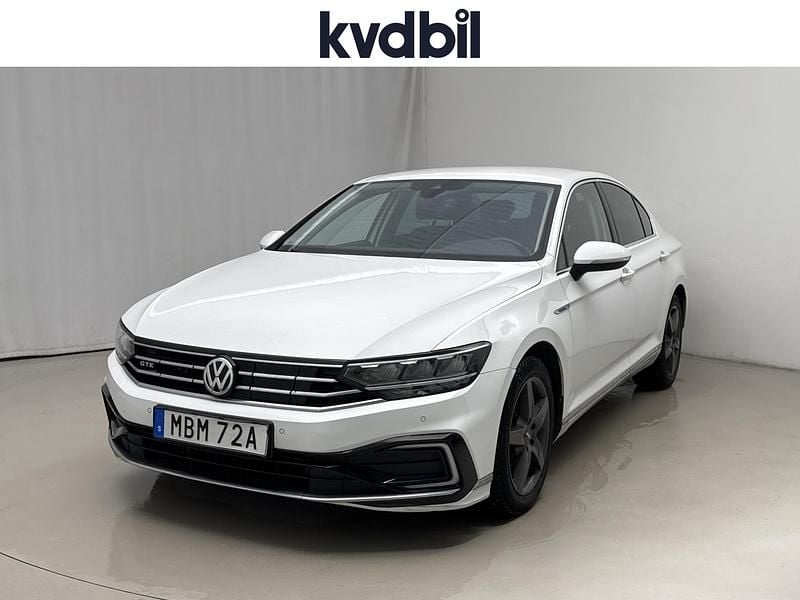 Vit Begagnad 2020 VW Passat GTE Sedan | 179 000 kr (Bra pris) - Bild 1/3