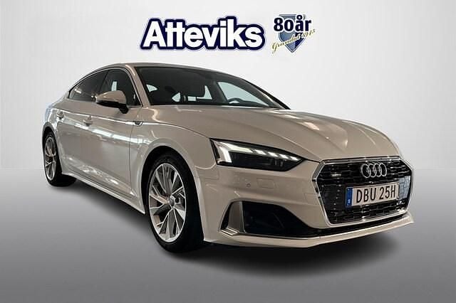 Vit Begagnad 2020 Audi A5 Sportback Advanced Halvkombi | 289 900 kr (Marknadspris) - Bild 1/4