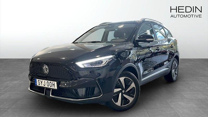 Svart (black) Begagnad 2022 MG ZS Luxury Sedan | 232 900 kr (Superpris) - Bild 1/4