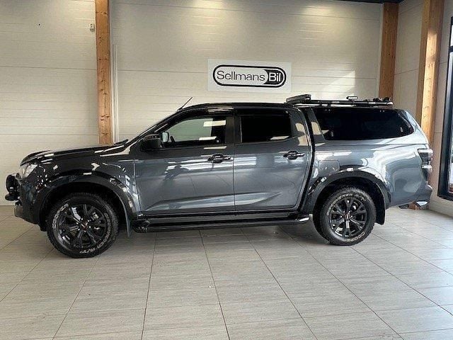 Grå (obsidian gray ) Begagnad 2023 Isuzu D-Max Van | 673 750 kr (Marknadspris) - Bild 1/4