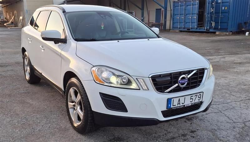 Vit Begagnad 2011 Volvo XC60 Momentum SUV | 75 000 kr (Marknadspris) - Bild 1/4