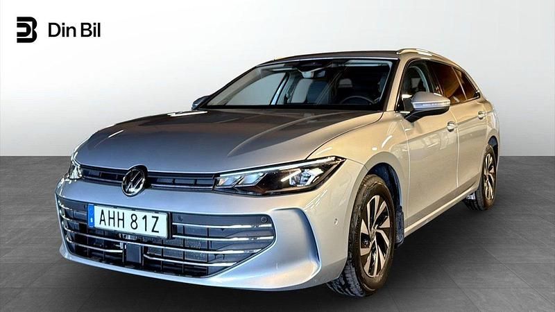 Silver Begagnad 2024 VW Passat Business Kombi | 359 900 kr (Marknadspris) - Bild 1/4
