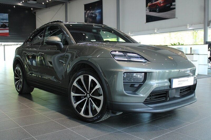 Mörkgrå Begagnad 2024 Porsche Macan SUV | 975 000 kr - Bild 1/4