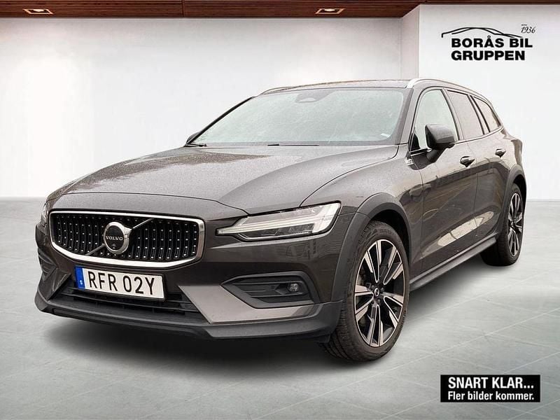 Grå Begagnad 2024 Volvo V60 CC Plus Kombi | 449 000 kr (Bra pris) - Bild 1/2