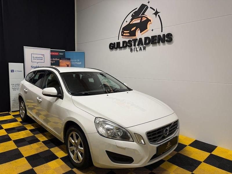 Vit Begagnad 2013 Volvo V60 Kombi | 94 900 kr (Marknadspris) - Bild 1/3