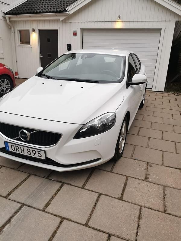 Begagnad 2017 Volvo V40 Halvkombi | 119 000 kr (Marknadspris) - Bild 1/4