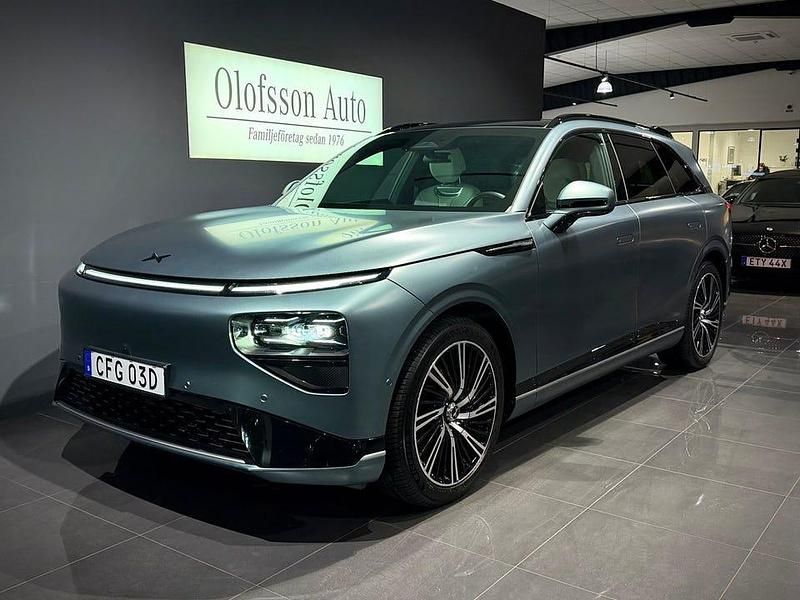 Grön (kaitoke matt grön) Begagnad 2024 XPENG G9 SUV | 739 000 kr (Marknadspris) - Bild 1/4