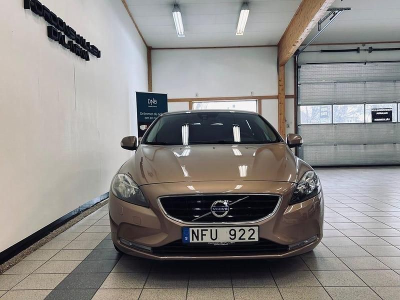 Begagnad Volvo V40 Kinetic 116 HK (85 kW) 2013 Brun Halvkombi
