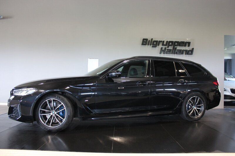 Svart (svart sapphire metallic ) Begagnad 2020 BMW 530e M Sport Kombi | 349 900 kr (Lite dyr) - Bild 1/4