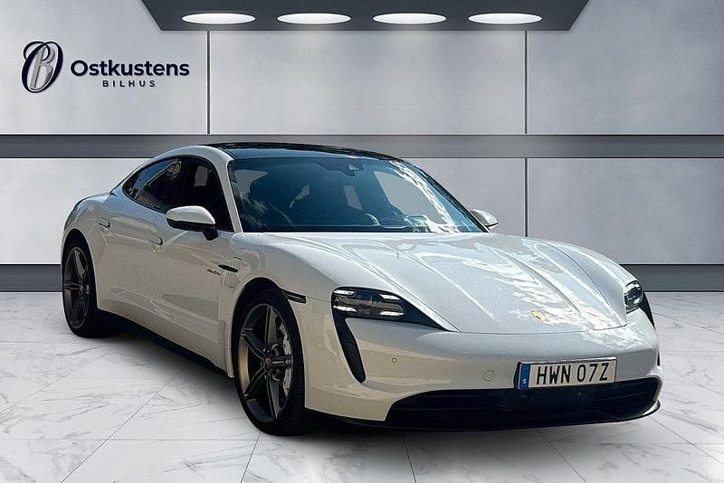 Vit Begagnad 2021 Porsche Taycan Sedan | 679 900 kr (Marknadspris) - Bild 1/4