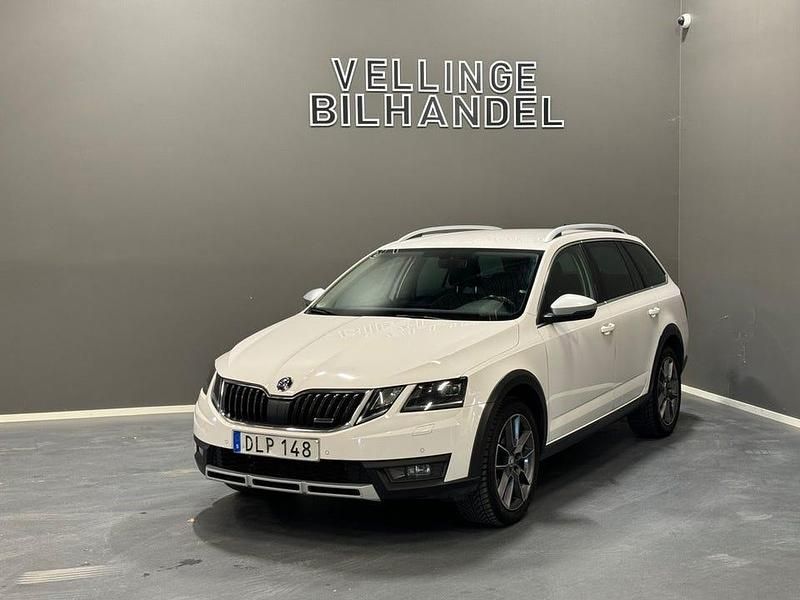 Vit Begagnad 2017 Skoda Octavia Scout Kombi | 149 900 kr (Marknadspris) - Bild 1/4