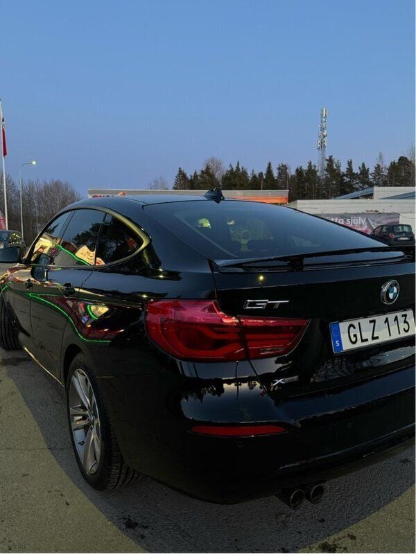 Svart Begagnad 2017 BMW 320 Gran Turismo Sport Line Halvkombi | 168 900 kr (Marknadspris) - Bild 1/3
