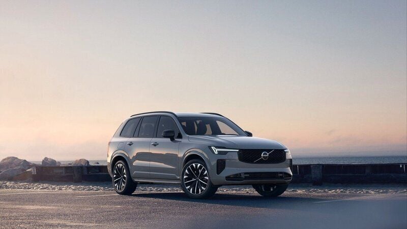 Grå Ny 2024 Volvo XC90 Ultra SUV | 998 900 kr (Dyr) - Bild 1/4
