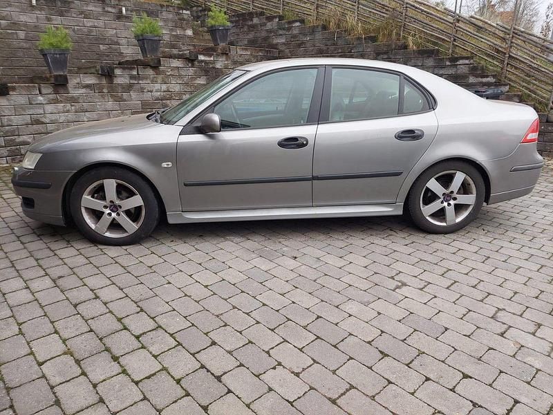 Begagnad 2004 Saab 9-3 Vector Sedan | 27 000 kr (Dyr) - Bild 1/4