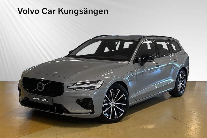 Grå Begagnad 2024 Volvo V60 Plus Kombi | 469 900 kr (Marknadspris) - Bild 1/3