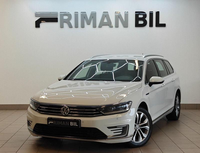 Vit Begagnad 2016 VW Passat GTE Kombi | 137 900 kr (Dyr) - Bild 1/4