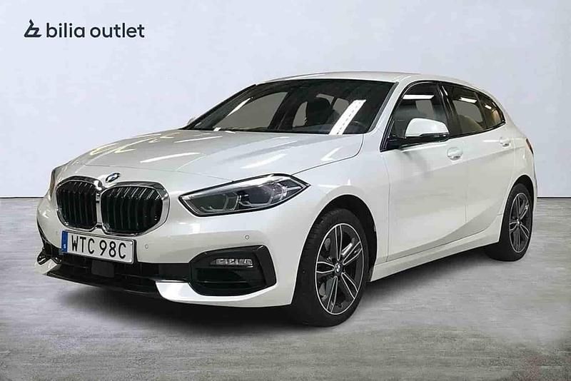 Vit Begagnad 2020 BMW 118 Halvkombi | 189 900 kr (Marknadspris) - Bild 1/1