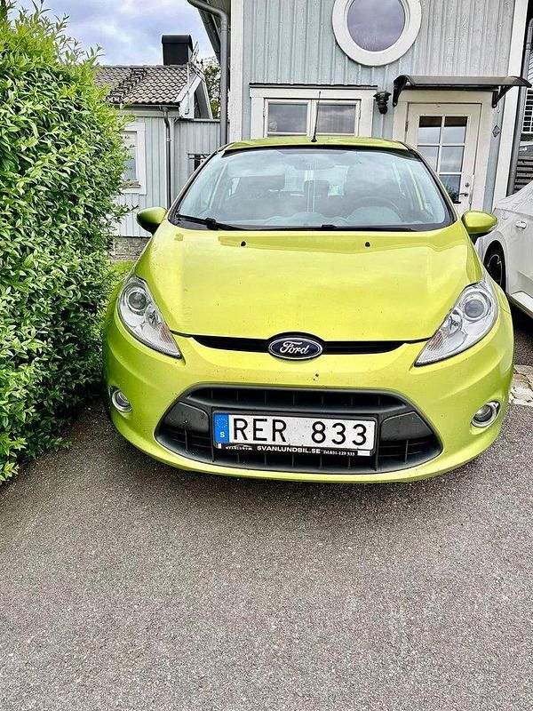 Grön Begagnad 2011 Ford Fiesta Titanium Halvkombi | 30 000 kr (Marknadspris) - Bild 1/3
