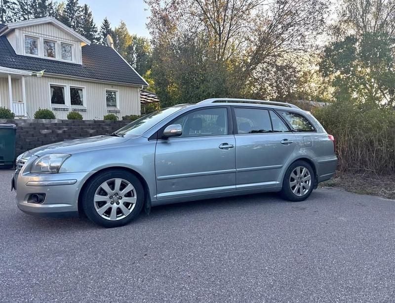 Begagnad 2008 Toyota Avensis Kombi | 25 000 kr - Bild 1/4