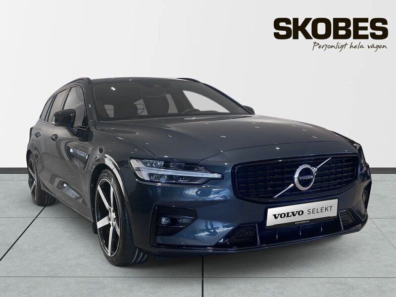 Mörkblå (blå) Begagnad 2022 Volvo V60 R-Design Kombi | 389 900 kr (Marknadspris) - Bild 1/3