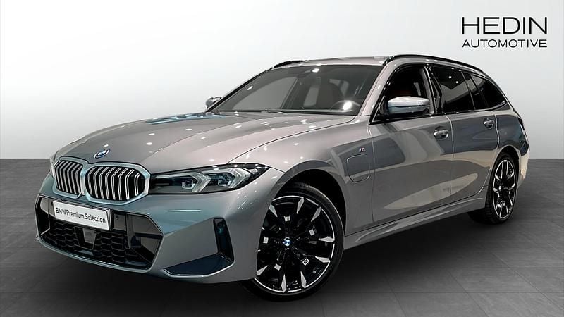 Grå Begagnad 2025 BMW 330e M Sport Kombi | 468 700 kr - Bild 1/4