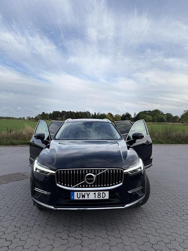 Svart Begagnad 2022 Volvo XC60 Momentum SUV | 380 000 kr (Superpris) - Bild 1/4