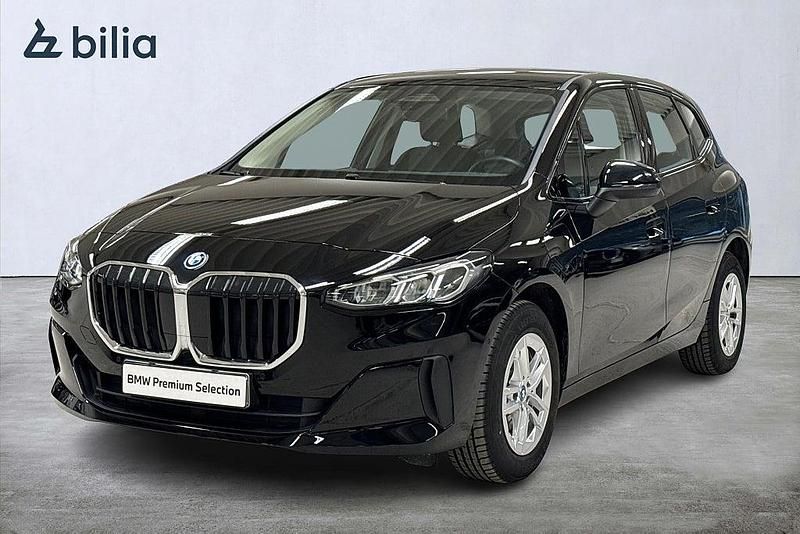 Svart Begagnad 2024 BMW 225 Active Tourer Minibuss | 369 900 kr (Marknadspris) - Bild 1/4