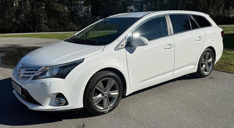 Vit Begagnad 2015 Toyota Avensis Edition Kombi | 77 900 kr (Marknadspris) - Bild 1/4