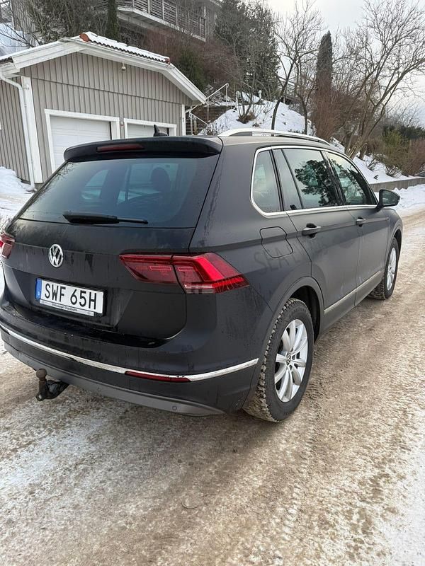Begagnad VW Tiguan 190 HK (139 kW) 2020 Mattsvart folierad, vit orginal under folie SUV