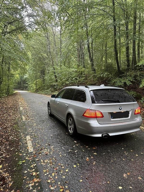 Grå Begagnad 2008 BMW 520 Kombi | 61 000 kr (Marknadspris) - Bild 1/4