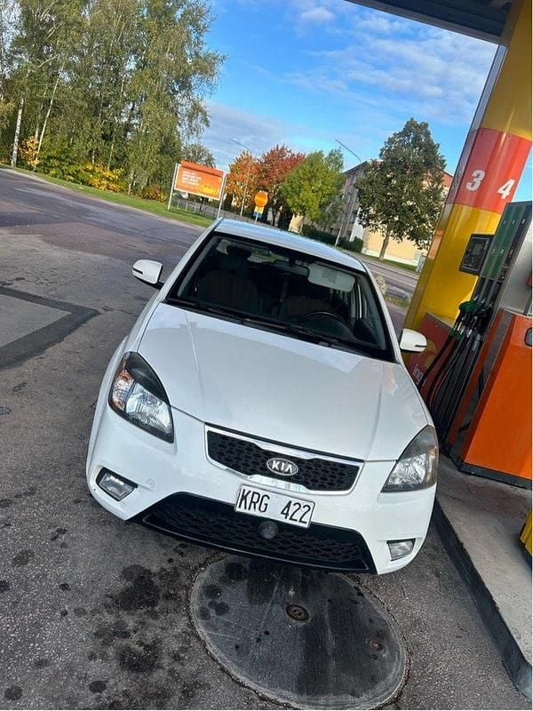 Vit Begagnad 2010 Kia Rio 4 Halvkombi | 33 900 kr (Marknadspris) - Bild 1/4