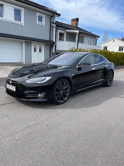 Svart Begagnad 2020 Tesla Model S Long Range AWD Sedan | 439 000 kr (Marknadspris) - Bild 1/4
