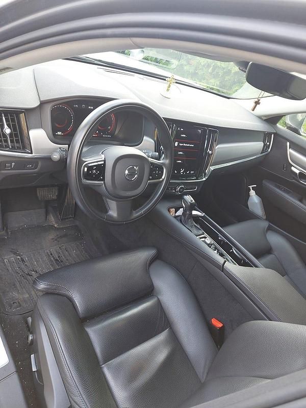 Begagnad Volvo S90 Momentum 190 HK (139 kW) 2020 Grå Sedan