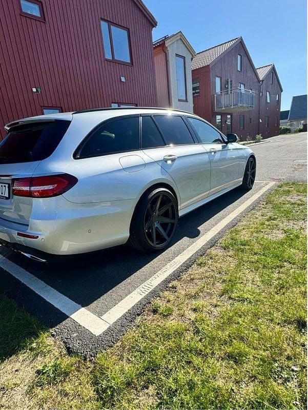 Silver Begagnad 2017 Mercedes E220 AMG line Kombi | 259 000 kr (Marknadspris) - Bild 1/3