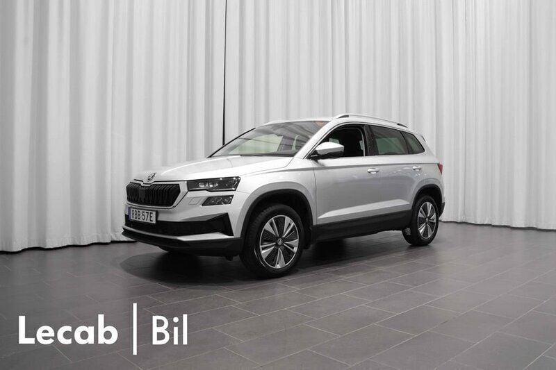 Silver (brilliant silver metallic) Begagnad 2023 Skoda Karoq SUV | 314 500 kr (Marknadspris) - Bild 1/4