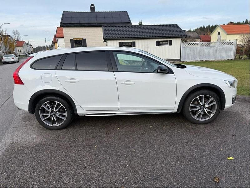 Vit Begagnad 2018 Volvo V60 CC Standard Kombi | 116 500 kr (Marknadspris) - Bild 1/4