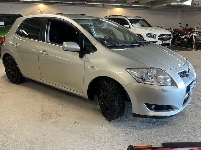Begagnad Toyota Auris 126 HK (92 kW) 2007 Silver Halvkombi