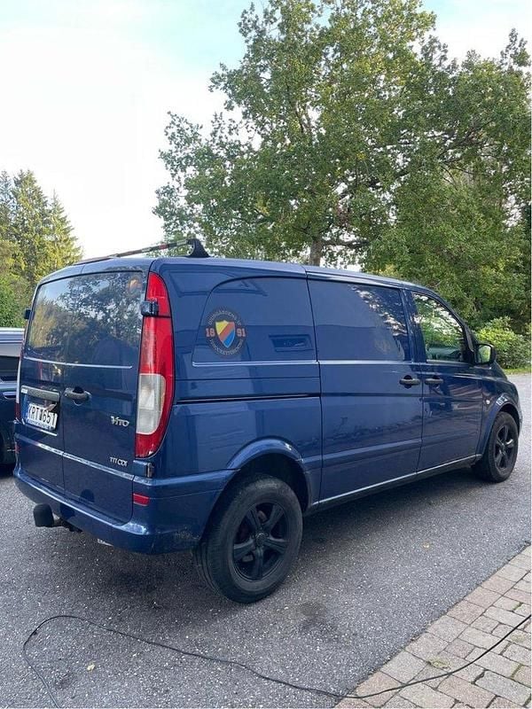 Blå Begagnad 2010 Mercedes Vito Minibuss | 48 000 kr (Marknadspris) - Bild 1/4