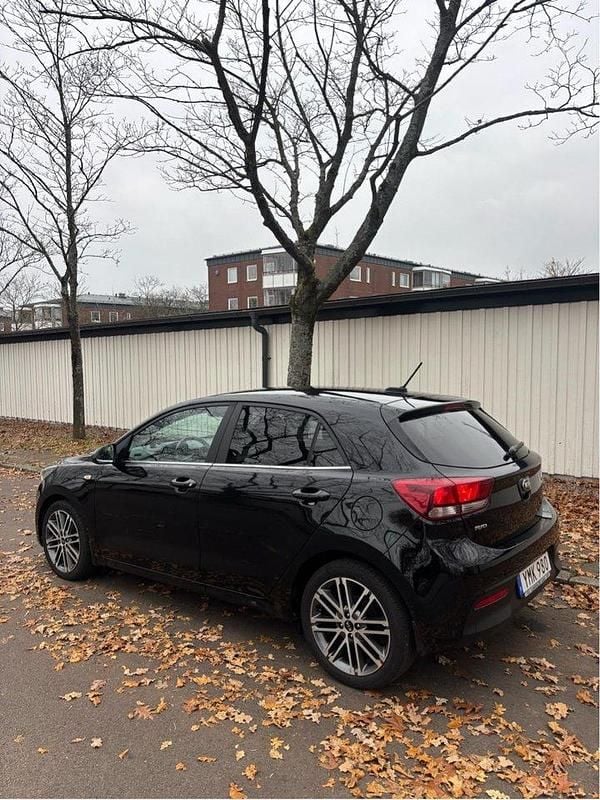Svart Begagnad 2017 Kia Rio Halvkombi | 165 000 kr (Dyr) - Bild 1/4