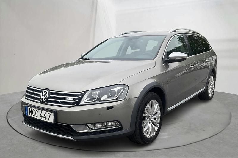 Ljusbrun Begagnad 2015 VW Passat Sedan | 99 000 kr (Superpris) - Bild 1/4