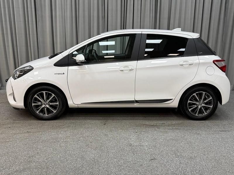 Begagnad Toyota Yaris Hybrid 101 HK (74 kW) 2020 Vit Halvkombi