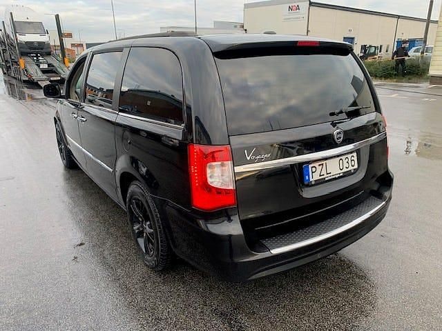 Begagnad Lancia Voyager 283 HK (208 kW) 2013 Svartmetallic Minibuss