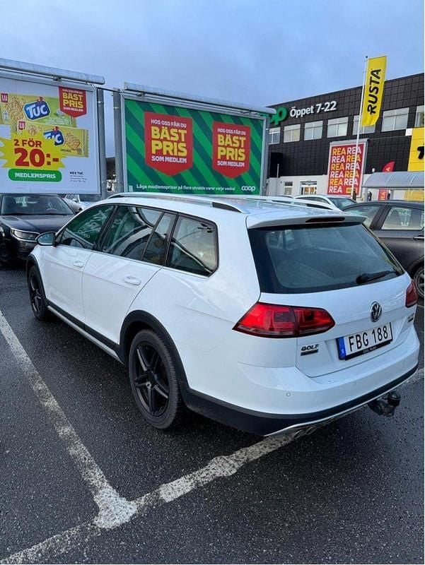 Vit Begagnad 2017 VW Golf Alltrack Kombi | 137 500 kr (Marknadspris) - Bild 1/3